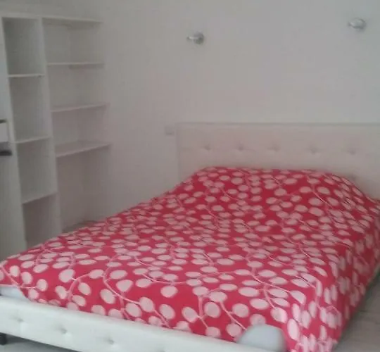 Un Air De Famille * Mauvezin (Hautes-Pyrenees)